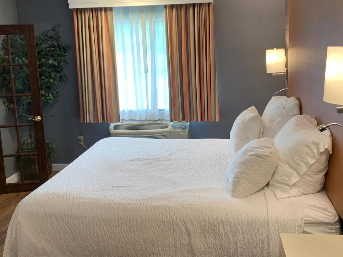 Hotel Super 8 By Wyndham Sturbridge Zewnętrze zdjęcie